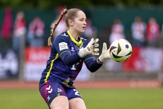 Aurora Mikaelsen (Torhüterin, Torwart, 1. FC Köln, 23) am Ball, Einzelbild, Ganzkörper, Aktion, Action, Spielszene, Portrait, Nahaufnahme, Einzelfoto, Einzelbild, DIE DFB-RICHTLINIEN UNTERSAGEN JEGLICHE NUTZUNG VON FOTOS ALS SEQUENZBILDER UND ODER VIDEOÄHNLICHE FOTOSTRECKEN. DFB REGULATIONS PROHIBIT ANY USE OF PHOTOGRAPHS AS IMAGE SEQUENCES AND OR QUASI-VIDEO., 04.05.2025, Bremen (Deutschland), Fussball, Google Pixel Frauen-Bundesliga, SV Werder Bremen - 1. FC Köln