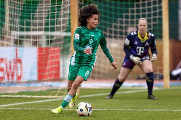 Amira Arfaoui (SV Werder Bremen, 8) am Ball, Einzelbild, Ganzkörper, Aktion, Action, Spielszene, DIE DFB-RICHTLINIEN UNTERSAGEN JEGLICHE NUTZUNG VON FOTOS ALS SEQUENZBILDER UND ODER VIDEOÄHNLICHE FOTOSTRECKEN. DFB REGULATIONS PROHIBIT ANY USE OF PHOTOGRAPHS AS IMAGE SEQUENCES AND OR QUASI-VIDEO., 04.05.2025, Bremen (Deutschland), Fussball, Google Pixel Frauen-Bundesliga, SV Werder Bremen - 1. FC Köln