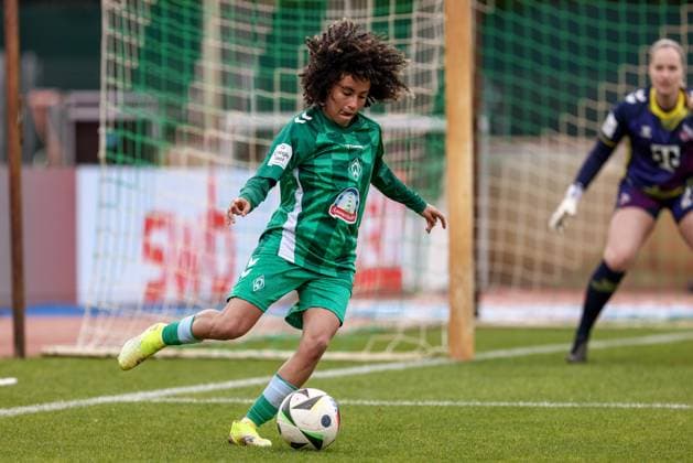 Amira Arfaoui (SV Werder Bremen, 8) am Ball, Einzelbild, Ganzkörper, Aktion, Action, Spielszene, DIE DFB-RICHTLINIEN UNTERSAGEN JEGLICHE NUTZUNG VON FOTOS ALS SEQUENZBILDER UND ODER VIDEOÄHNLICHE FOTOSTRECKEN. DFB REGULATIONS PROHIBIT ANY USE OF PHOTOGRAPHS AS IMAGE SEQUENCES AND OR QUASI-VIDEO., 04.05.2025, Bremen (Deutschland), Fussball, Google Pixel Frauen-Bundesliga, SV Werder Bremen - 1. FC Köln