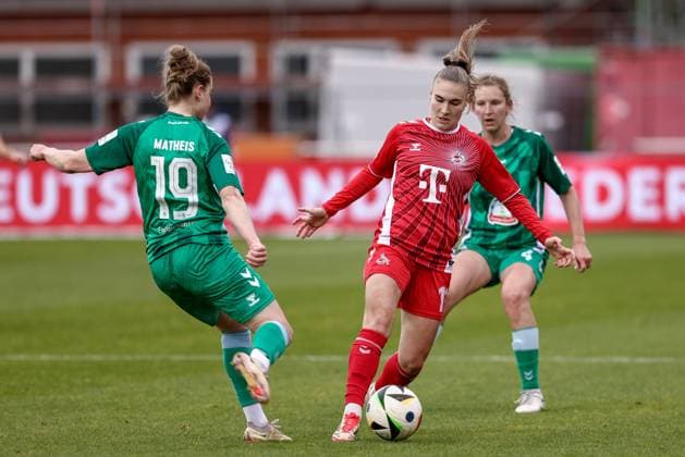 v.li.: Saskia Matheis (SV Werder Bremen, 19) und Alena Bienz (1. FC Köln, 11) im Zweikampf, Duell, Dynamik, Aktion, Action, Spielszene, DIE DFB-RICHTLINIEN UNTERSAGEN JEGLICHE NUTZUNG VON FOTOS ALS SEQUENZBILDER UND ODER VIDEOÄHNLICHE FOTOSTRECKEN. DFB REGULATIONS PROHIBIT ANY USE OF PHOTOGRAPHS AS IMAGE SEQUENCES AND OR QUASI-VIDEO., 04.05.2025, Bremen (Deutschland), Fussball, Google Pixel Frauen-Bundesliga, SV Werder Bremen - 1. FC Köln