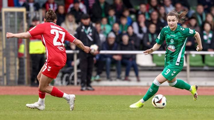 v.li.: Laura Feiersinger (1. FC Köln, 27) und Sophie Weidauer (SV Werder Bremen, 9) am Ball, Einzelbild, Ganzkörper, Aktion, Action, Spielszene, DIE DFB-RICHTLINIEN UNTERSAGEN JEGLICHE NUTZUNG VON FOTOS ALS SEQUENZBILDER UND ODER VIDEOÄHNLICHE FOTOSTRECKEN. DFB REGULATIONS PROHIBIT ANY USE OF PHOTOGRAPHS AS IMAGE SEQUENCES AND OR QUASI-VIDEO., 04.05.2025, Bremen (Deutschland), Fussball, Google Pixel Frauen-Bundesliga, SV Werder Bremen - 1. FC Köln
