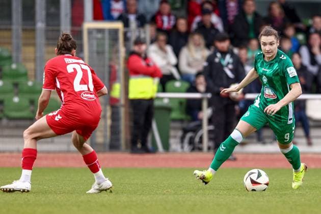 v.li.: Laura Feiersinger (1. FC Köln, 27) und Sophie Weidauer (SV Werder Bremen, 9) am Ball, Einzelbild, Ganzkörper, Aktion, Action, Spielszene, DIE DFB-RICHTLINIEN UNTERSAGEN JEGLICHE NUTZUNG VON FOTOS ALS SEQUENZBILDER UND ODER VIDEOÄHNLICHE FOTOSTRECKEN. DFB REGULATIONS PROHIBIT ANY USE OF PHOTOGRAPHS AS IMAGE SEQUENCES AND OR QUASI-VIDEO., 04.05.2025, Bremen (Deutschland), Fussball, Google Pixel Frauen-Bundesliga, SV Werder Bremen - 1. FC Köln