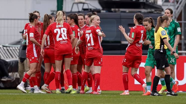 Spielerinnen vom 1. FC Köln mit Torjubel, Jubel, jubeln, jubelt, optimistisch, Spielszene, Highlight, Freude über das Tor zum 0:1, DIE DFB-RICHTLINIEN UNTERSAGEN JEGLICHE NUTZUNG VON FOTOS ALS SEQUENZBILDER UND ODER VIDEOÄHNLICHE FOTOSTRECKEN. DFB REGULATIONS PROHIBIT ANY USE OF PHOTOGRAPHS AS IMAGE SEQUENCES AND OR QUASI-VIDEO., 04.05.2025, Bremen (Deutschland), Fussball, Google Pixel Frauen-Bundesliga, SV Werder Bremen - 1. FC Köln