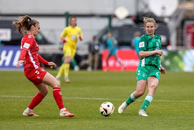 v.li.: Alena Bienz (1. FC Köln, 11) und Kaylie Ronan (SV Werder Bremen, 4) im Zweikampf, Duell, Dynamik, Aktion, Action, Spielszene, DIE DFB-RICHTLINIEN UNTERSAGEN JEGLICHE NUTZUNG VON FOTOS ALS SEQUENZBILDER UND ODER VIDEOÄHNLICHE FOTOSTRECKEN. DFB REGULATIONS PROHIBIT ANY USE OF PHOTOGRAPHS AS IMAGE SEQUENCES AND OR QUASI-VIDEO., 04.05.2025, Bremen (Deutschland), Fussball, Google Pixel Frauen-Bundesliga, SV Werder Bremen - 1. FC Köln