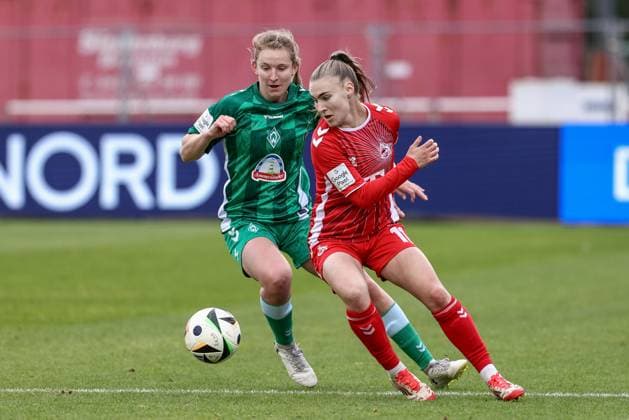 v.li.: Kaylie Ronan (SV Werder Bremen, 4) und Alena Bienz (1. FC Köln, 11) im Zweikampf, Duell, Dynamik, Aktion, Action, Spielszene, DIE DFB-RICHTLINIEN UNTERSAGEN JEGLICHE NUTZUNG VON FOTOS ALS SEQUENZBILDER UND ODER VIDEOÄHNLICHE FOTOSTRECKEN. DFB REGULATIONS PROHIBIT ANY USE OF PHOTOGRAPHS AS IMAGE SEQUENCES AND OR QUASI-VIDEO., 04.05.2025, Bremen (Deutschland), Fussball, Google Pixel Frauen-Bundesliga, SV Werder Bremen - 1. FC Köln