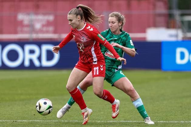 v.li.: Alena Bienz (1. FC Köln, 11) und Kaylie Ronan (SV Werder Bremen, 4) im Zweikampf, Duell, Dynamik, Aktion, Action, Spielszene, DIE DFB-RICHTLINIEN UNTERSAGEN JEGLICHE NUTZUNG VON FOTOS ALS SEQUENZBILDER UND ODER VIDEOÄHNLICHE FOTOSTRECKEN. DFB REGULATIONS PROHIBIT ANY USE OF PHOTOGRAPHS AS IMAGE SEQUENCES AND OR QUASI-VIDEO., 04.05.2025, Bremen (Deutschland), Fussball, Google Pixel Frauen-Bundesliga, SV Werder Bremen - 1. FC Köln