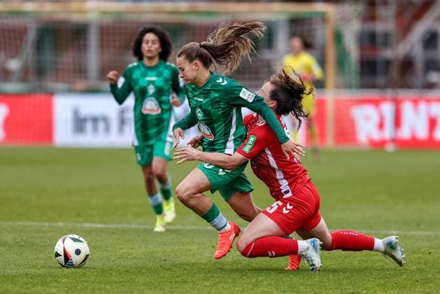 v.li.: Tuana Mahmoud (SV Werder Bremen, 10) und Amelie Bohnen (1. FC Köln, 15) im Zweikampf, Duell, Dynamik, Aktion, Action, Spielszene, DIE DFB-RICHTLINIEN UNTERSAGEN JEGLICHE NUTZUNG VON FOTOS ALS SEQUENZBILDER UND ODER VIDEOÄHNLICHE FOTOSTRECKEN. DFB REGULATIONS PROHIBIT ANY USE OF PHOTOGRAPHS AS IMAGE SEQUENCES AND OR QUASI-VIDEO., 04.05.2025, Bremen (Deutschland), Fussball, Google Pixel Frauen-Bundesliga, SV Werder Bremen - 1. FC Köln