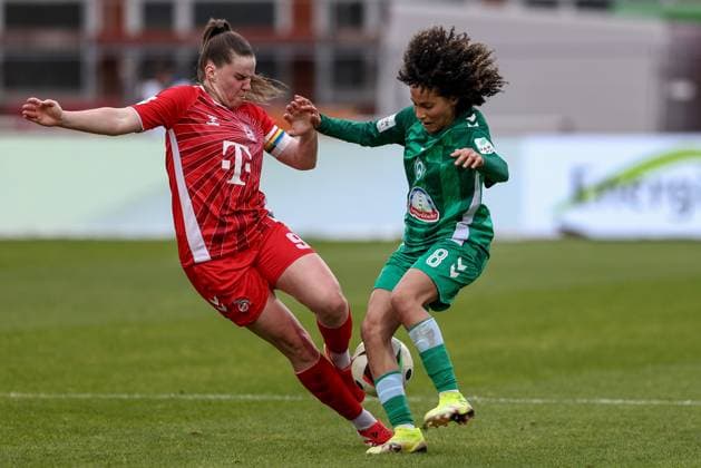 v.li.: Adriana Achcinska (1. FC Köln, 9) und Amira Arfaoui (SV Werder Bremen, 8) im Zweikampf, Duell, Dynamik, Aktion, Action, Spielszene, DIE DFB-RICHTLINIEN UNTERSAGEN JEGLICHE NUTZUNG VON FOTOS ALS SEQUENZBILDER UND ODER VIDEOÄHNLICHE FOTOSTRECKEN. DFB REGULATIONS PROHIBIT ANY USE OF PHOTOGRAPHS AS IMAGE SEQUENCES AND OR QUASI-VIDEO., 04.05.2025, Bremen (Deutschland), Fussball, Google Pixel Frauen-Bundesliga, SV Werder Bremen - 1. FC Köln