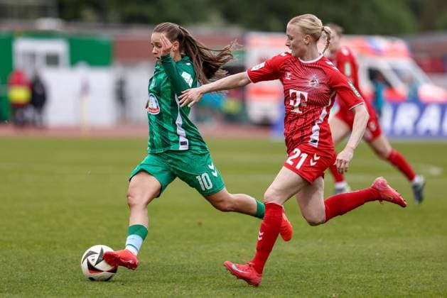 v.li.: Tuana Mahmoud (SV Werder Bremen, 10) und Anna Gerhardt (1. FC Köln, 21) im Zweikampf, Duell, Dynamik, Aktion, Action, Spielszene, DIE DFB-RICHTLINIEN UNTERSAGEN JEGLICHE NUTZUNG VON FOTOS ALS SEQUENZBILDER UND ODER VIDEOÄHNLICHE FOTOSTRECKEN. DFB REGULATIONS PROHIBIT ANY USE OF PHOTOGRAPHS AS IMAGE SEQUENCES AND OR QUASI-VIDEO., 04.05.2025, Bremen (Deutschland), Fussball, Google Pixel Frauen-Bundesliga, SV Werder Bremen - 1. FC Köln