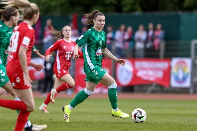 Sophie Weidauer (SV Werder Bremen, 9) am Ball, Einzelbild, Ganzkörper, Aktion, Action, Spielszene, DIE DFB-RICHTLINIEN UNTERSAGEN JEGLICHE NUTZUNG VON FOTOS ALS SEQUENZBILDER UND ODER VIDEOÄHNLICHE FOTOSTRECKEN. DFB REGULATIONS PROHIBIT ANY USE OF PHOTOGRAPHS AS IMAGE SEQUENCES AND OR QUASI-VIDEO., 04.05.2025, Bremen (Deutschland), Fussball, Google Pixel Frauen-Bundesliga, SV Werder Bremen - 1. FC Köln
