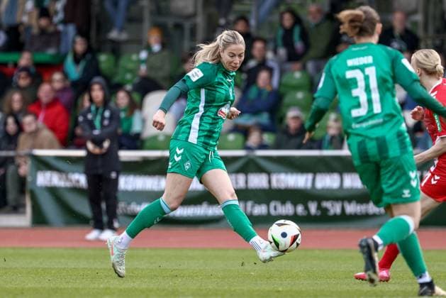 Sharon Beck (SV Werder Bremen, 27) am Ball, Einzelbild, Ganzkörper, Aktion, Action, Spielszene, DIE DFB-RICHTLINIEN UNTERSAGEN JEGLICHE NUTZUNG VON FOTOS ALS SEQUENZBILDER UND ODER VIDEOÄHNLICHE FOTOSTRECKEN. DFB REGULATIONS PROHIBIT ANY USE OF PHOTOGRAPHS AS IMAGE SEQUENCES AND OR QUASI-VIDEO., 04.05.2025, Bremen (Deutschland), Fussball, Google Pixel Frauen-Bundesliga, SV Werder Bremen - 1. FC Köln