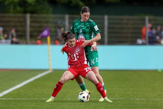 v.li.: Martyna Wiankowska (1. FC Köln, 26) und Lara Schmidt (SV Werder Bremen, 24) im Zweikampf, Duell, Dynamik, Aktion, Action, Spielszene, DIE DFB-RICHTLINIEN UNTERSAGEN JEGLICHE NUTZUNG VON FOTOS ALS SEQUENZBILDER UND ODER VIDEOÄHNLICHE FOTOSTRECKEN. DFB REGULATIONS PROHIBIT ANY USE OF PHOTOGRAPHS AS IMAGE SEQUENCES AND OR QUASI-VIDEO., 04.05.2025, Bremen (Deutschland), Fussball, Google Pixel Frauen-Bundesliga, SV Werder Bremen - 1. FC Köln