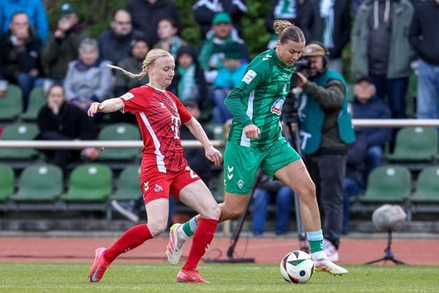 v.li.: Anna Gerhardt (1. FC Köln, 21) und Larissa Mühlhaus (SV Werder Bremen, 7) im Zweikampf, Duell, Dynamik, Aktion, Action, Spielszene, DIE DFB-RICHTLINIEN UNTERSAGEN JEGLICHE NUTZUNG VON FOTOS ALS SEQUENZBILDER UND ODER VIDEOÄHNLICHE FOTOSTRECKEN. DFB REGULATIONS PROHIBIT ANY USE OF PHOTOGRAPHS AS IMAGE SEQUENCES AND OR QUASI-VIDEO., 04.05.2025, Bremen (Deutschland), Fussball, Google Pixel Frauen-Bundesliga, SV Werder Bremen - 1. FC Köln