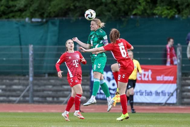 v.li.: Lina Hausicke (SV Werder Bremen, 18) und Lotta Cordes (1. FC Köln, 6) im Kopfballduell, Kopfball, Zweikampf, Action, Aktion, Spielszene, DIE DFB-RICHTLINIEN UNTERSAGEN JEGLICHE NUTZUNG VON FOTOS ALS SEQUENZBILDER UND ODER VIDEOÄHNLICHE FOTOSTRECKEN. DFB REGULATIONS PROHIBIT ANY USE OF PHOTOGRAPHS AS IMAGE SEQUENCES AND OR QUASI-VIDEO., 04.05.2025, Bremen (Deutschland), Fussball, Google Pixel Frauen-Bundesliga, SV Werder Bremen - 1. FC Köln