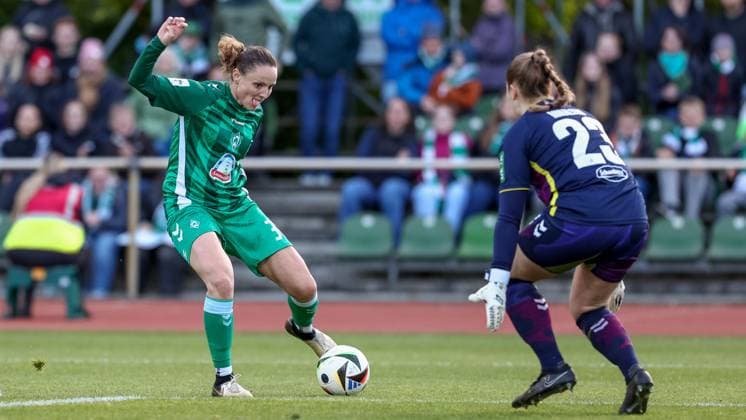 v.li.: Torschützin Verena Wieder (SV Werder Bremen, 31) erzielt das Tor zum 1:1, Treffer, Highlight, Torerfolg gegen Aurora Mikaelsen (Torhüterin, Torwart, 1. FC Köln, 23), DIE DFB-RICHTLINIEN UNTERSAGEN JEGLICHE NUTZUNG VON FOTOS ALS SEQUENZBILDER UND ODER VIDEOÄHNLICHE FOTOSTRECKEN. DFB REGULATIONS PROHIBIT ANY USE OF PHOTOGRAPHS AS IMAGE SEQUENCES AND OR QUASI-VIDEO., 04.05.2025, Bremen (Deutschland), Fussball, Google Pixel Frauen-Bundesliga, SV Werder Bremen - 1. FC Köln