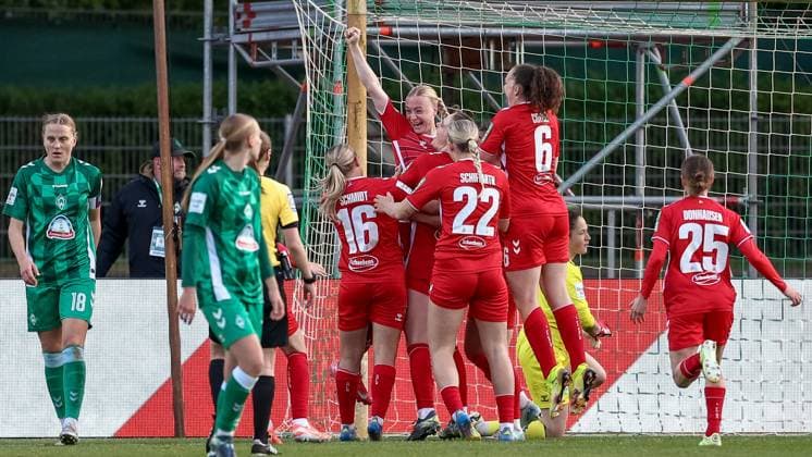 Spielerinnen vom 1. FC Köln mit Torjubel, Jubel, jubeln, jubelt, optimistisch, Spielszene, Highlight, Freude über das Tor zum 1:2, DIE DFB-RICHTLINIEN UNTERSAGEN JEGLICHE NUTZUNG VON FOTOS ALS SEQUENZBILDER UND ODER VIDEOÄHNLICHE FOTOSTRECKEN. DFB REGULATIONS PROHIBIT ANY USE OF PHOTOGRAPHS AS IMAGE SEQUENCES AND OR QUASI-VIDEO., 04.05.2025, Bremen (Deutschland), Fussball, Google Pixel Frauen-Bundesliga, SV Werder Bremen - 1. FC Köln