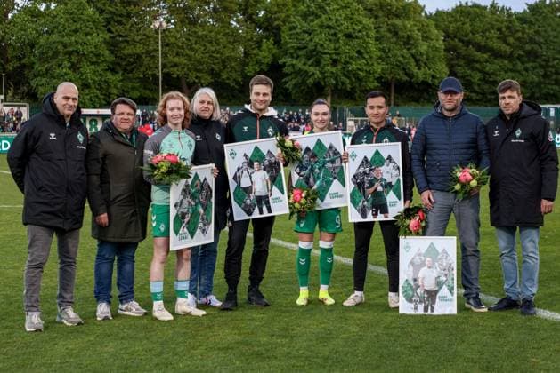 v.li.: Klaus Filbry (Vorsitzender der Geschäftsführung, SV Werder Bremen), Dr. Hubertus Hess-Grunewald (Vorsitzender des Aufsichtsrats und Präsident, SV Werder Bremen), Lena Dahms (SV Werder Bremen, 37), Birte Brüggemann (Abteilungsleiterin Frauen- und Mädchenfußball, SV Werder Bremen), Lucas Horsch (Co-Trainer, SV Werder Bremen), Sophie Weidauer (SV Werder Bremen, 9), Bao Nguyen (Athletiktrainer, SV Werder Bremen), Thomas Horsch (Trainer, Cheftrainer, SV Werder Bremen) und Clemens Fritz (Geschäftsführer Profisport, SV Werder Bremen) bei der Verabschiedung aus dem Verein, DIE DFB-RICHTLINIEN UNTERSAGEN JEGLICHE NUTZUNG VON FOTOS ALS SEQUENZBILDER UND ODER VIDEOÄHNLICHE FOTOSTRECKEN. DFB REGULATIONS PROHIBIT ANY USE OF PHOTOGRAPHS AS IMAGE SEQUENCES AND OR QUASI-VIDEO., 04.05.2025, Bremen (Deutschland), Fussball, Google Pixel Frauen-Bundesliga, SV Werder Bremen - 1. FC Köln