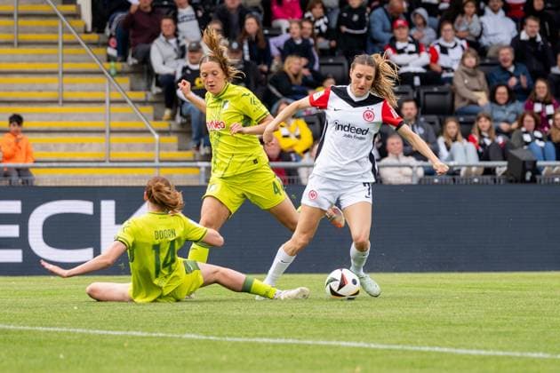 Spielszene, Zweikampf, Offensivaktion, Aktion, v.l. Lisa Doorn (TSG 1899 Hoffenheim, 14), Lisann Kaut (TSG 1899 Hoffenheim, 04), Lara Prasnikar (Eintracht Frankfurt, 07), GER, Eintracht Frankfurt vs. TSG 1899 Hoffenheim, Fussball, Google Pixel Frauen-Bundesliga, 21. Spieltag, Saison 2024 2025, 04.05.2025, DFB DFL REGULATIONS PROHIBIT ANY USE OF PHOTOGRAPHS AS IMAGE SEQUENCES AND OR QUASI-VIDEO, GER, Eintracht Frankfurt vs. TSG 1899 Hoffenheim, Fussball, Google Pixel Frauen-Bundesliga, 21. Spieltag, Saison 2024 2025, 04.05.2025, Frankfurt am Main Copyright: xEibner-Pressefoto Jan-NiclasxGrox EP_JGG
