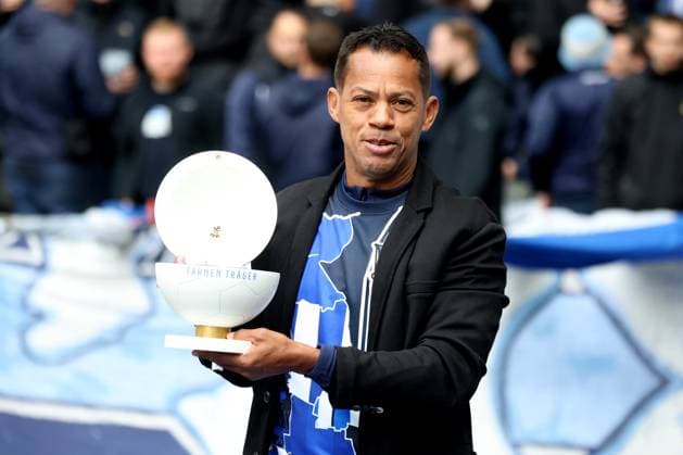 Sport Bilder des Tages DEU, DFL, 2. FBL, Hertha BSC vs. Gruether Fuerth, 04.05.2025, Berliner Olympiastadion, Berlin, DEU, DFL, 2. FBL, Hertha BSC vs. Gruether Fuerth, im Bild Marcelinho im Stadion mit -Fahnentraeger, Nadel DFL - regulations prohibit any use of Photographs as image sequences and or quasi-video