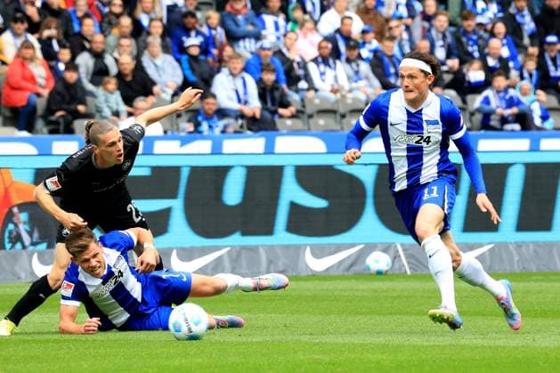 DEU, DFL, 2. FBL, Hertha BSC vs. Gruether Fuerth, 04.05.2025, Berliner Olympiastadion, Berlin, DEU, DFL, 2. FBL, Hertha BSC vs. Gruether Fuerth, im Bild Florian Niederlechner (Hertha BSC Berlin 7), Fabian Reese (Hertha BSC Berlin 11), Leon Schaffran (Greuther Fuerth 25) DFL - regulations prohibit any use of Photographs as image sequences and or quasi-video