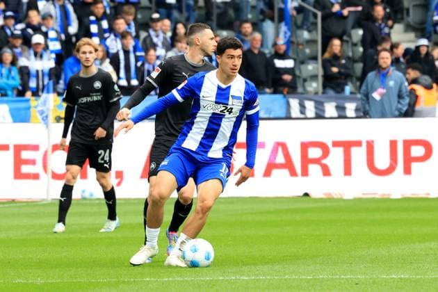 DEU, DFL, 2. FBL, Hertha BSC vs. Gruether Fuerth, 04.05.2025, Berliner Olympiastadion, Berlin, DEU, DFL, 2. FBL, Hertha BSC vs. Gruether Fuerth, im Bild Ibrahim Maza (Hertha BSC Berlin 10), Branimir Hrgota (Greuther Fuerth 10), Noah Loosli (Greuther Fuerth 24) DFL - regulations prohibit any use of Photographs as image sequences and or quasi-video