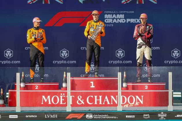 Siegerehrung auf dem Podium, l-r: 2 Platz Lando Norris (McLaren Formula 1 Team), Winner, Sieger, Oscar Piastri (McLaren Formula 1 Team), 3 Platz George Russell (Mercedes-AMG Petronas), Grosser Preis von Miami, Motorsport, Herren, Formel 1, Rennen, 04.05.2025 Miami Florida USA