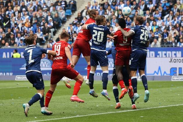 04.05.2025, Fussball, Herren, 2. Bundesliga, Saison 2024 2025, Karlsruher SC - 1. FC Kaiserslautern, David Herold (Karlsruher SC), Marcel Franke (Karlsruher SC), Daniel Hanslik (1. FC Kaiserslautern), Jannis Heuer (1. FC Kaiserslautern), Ragnar Ache (1. FC Kaiserslautern) Karlsruhe BBBank Wildpark Baden-Württemberg Deutschland (DE)