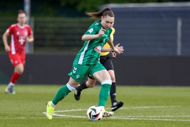 Sophie Weidauer (SV Werder Bremen, 9) am Ball, Einzelbild, Ganzkörper, Aktion, Action, Spielszene, DIE DFB-RICHTLINIEN UNTERSAGEN JEGLICHE NUTZUNG VON FOTOS ALS SEQUENZBILDER UND ODER VIDEOÄHNLICHE FOTOSTRECKEN. DFB REGULATIONS PROHIBIT ANY USE OF PHOTOGRAPHS AS IMAGE SEQUENCES AND OR QUASI-VIDEO., 04.05.2025, Bremen (Deutschland), Fussball, Google Pixel Frauen-Bundesliga, SV Werder Bremen - 1. FC Köln