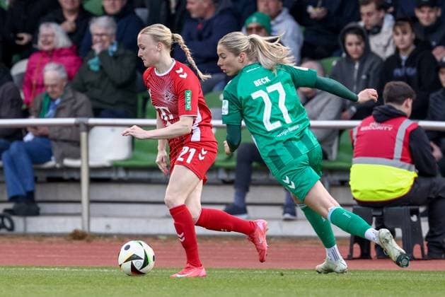 v.li.: Anna Gerhardt (1. FC Köln, 21) und Sharon Beck (SV Werder Bremen, 27) im Zweikampf, Duell, Dynamik, Aktion, Action, Spielszene, DIE DFB-RICHTLINIEN UNTERSAGEN JEGLICHE NUTZUNG VON FOTOS ALS SEQUENZBILDER UND ODER VIDEOÄHNLICHE FOTOSTRECKEN. DFB REGULATIONS PROHIBIT ANY USE OF PHOTOGRAPHS AS IMAGE SEQUENCES AND OR QUASI-VIDEO., 04.05.2025, Bremen (Deutschland), Fussball, Google Pixel Frauen-Bundesliga, SV Werder Bremen - 1. FC Köln