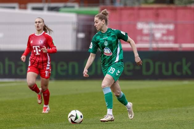 Saskia Matheis (SV Werder Bremen, 19) am Ball, Einzelbild, Ganzkörper, Aktion, Action, Spielszene, DIE DFB-RICHTLINIEN UNTERSAGEN JEGLICHE NUTZUNG VON FOTOS ALS SEQUENZBILDER UND ODER VIDEOÄHNLICHE FOTOSTRECKEN. DFB REGULATIONS PROHIBIT ANY USE OF PHOTOGRAPHS AS IMAGE SEQUENCES AND OR QUASI-VIDEO., 04.05.2025, Bremen (Deutschland), Fussball, Google Pixel Frauen-Bundesliga, SV Werder Bremen - 1. FC Köln