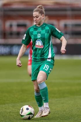 Saskia Matheis (SV Werder Bremen, 19) am Ball, Einzelbild, Ganzkörper, Aktion, Action, Spielszene, DIE DFB-RICHTLINIEN UNTERSAGEN JEGLICHE NUTZUNG VON FOTOS ALS SEQUENZBILDER UND ODER VIDEOÄHNLICHE FOTOSTRECKEN. DFB REGULATIONS PROHIBIT ANY USE OF PHOTOGRAPHS AS IMAGE SEQUENCES AND OR QUASI-VIDEO., 04.05.2025, Bremen (Deutschland), Fussball, Google Pixel Frauen-Bundesliga, SV Werder Bremen - 1. FC Köln