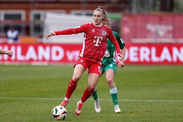 Alena Bienz (1. FC Köln, 11) am Ball, Einzelbild, Ganzkörper, Aktion, Action, Spielszene, DIE DFB-RICHTLINIEN UNTERSAGEN JEGLICHE NUTZUNG VON FOTOS ALS SEQUENZBILDER UND ODER VIDEOÄHNLICHE FOTOSTRECKEN. DFB REGULATIONS PROHIBIT ANY USE OF PHOTOGRAPHS AS IMAGE SEQUENCES AND OR QUASI-VIDEO., 04.05.2025, Bremen (Deutschland), Fussball, Google Pixel Frauen-Bundesliga, SV Werder Bremen - 1. FC Köln