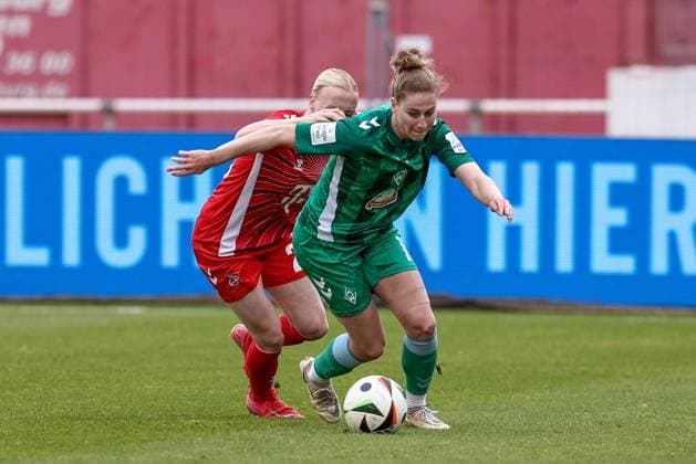 v.li.: Anna Gerhardt (1. FC Köln, 21) und Saskia Matheis (SV Werder Bremen, 19) im Zweikampf, Duell, Dynamik, Aktion, Action, Spielszene, DIE DFB-RICHTLINIEN UNTERSAGEN JEGLICHE NUTZUNG VON FOTOS ALS SEQUENZBILDER UND ODER VIDEOÄHNLICHE FOTOSTRECKEN. DFB REGULATIONS PROHIBIT ANY USE OF PHOTOGRAPHS AS IMAGE SEQUENCES AND OR QUASI-VIDEO., 04.05.2025, Bremen (Deutschland), Fussball, Google Pixel Frauen-Bundesliga, SV Werder Bremen - 1. FC Köln