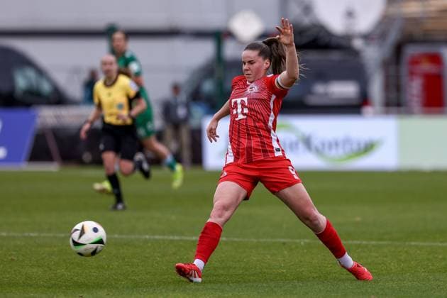 Adriana Achcinska (1. FC Köln, 9) am Ball, Einzelbild, Ganzkörper, Aktion, Action, Spielszene, DIE DFB-RICHTLINIEN UNTERSAGEN JEGLICHE NUTZUNG VON FOTOS ALS SEQUENZBILDER UND ODER VIDEOÄHNLICHE FOTOSTRECKEN. DFB REGULATIONS PROHIBIT ANY USE OF PHOTOGRAPHS AS IMAGE SEQUENCES AND OR QUASI-VIDEO., 04.05.2025, Bremen (Deutschland), Fussball, Google Pixel Frauen-Bundesliga, SV Werder Bremen - 1. FC Köln