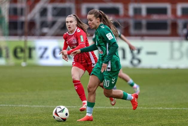 Tuana Mahmoud (SV Werder Bremen, 10) am Ball, Einzelbild, Ganzkörper, Aktion, Action, Spielszene, DIE DFB-RICHTLINIEN UNTERSAGEN JEGLICHE NUTZUNG VON FOTOS ALS SEQUENZBILDER UND ODER VIDEOÄHNLICHE FOTOSTRECKEN. DFB REGULATIONS PROHIBIT ANY USE OF PHOTOGRAPHS AS IMAGE SEQUENCES AND OR QUASI-VIDEO., 04.05.2025, Bremen (Deutschland), Fussball, Google Pixel Frauen-Bundesliga, SV Werder Bremen - 1. FC Köln