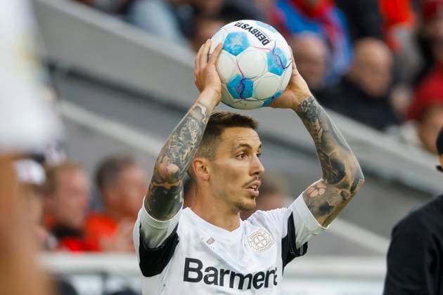 Alejandro Grimaldo (Bayer 04 Leverkusen, 20) beim Einwurf , Deutschland, Fussball, 1. Bundesliga, 32.Spieltag, 2024 2025, SC Freiburg vs. Bayer 04 Leverkusen, 04.05.2025, Europa-Park Stadion, Freiburg im Breisgau, Deutschland DFL REGULATIONS PROHIBIT ANY USE OF PHOTOGRAPHS AS IMAGE SEQUENCES AND OR QUASI-VIDEO. Freiburg im Breisgau Europa-Park Stadion Baden-Württemberg Deutschland Copyright: xGrantxHubbsx
