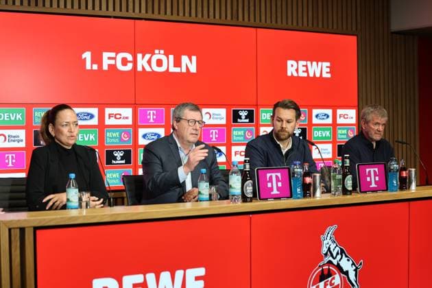 GER, 2.FBL, PK 1. FC Koeln, kurzfristige Trainervorstellung 05.05.2025, Rheinenergie Stadion, Koeln, GER, 2.FBL, PK 1. FC Koeln, kurzfristige Trainervorstellung , im Bild: v.l. Lil Zercher Pressesprecherin, Dr. Werner Wolf Praesident (1.FC Koeln), Thomas Kessler vorrübergehend Geschäftsführer (1. FC Koeln), Friedhelm Funkel neuer Chefrainer bis Saisonende, Headcoach (1.FC Koeln),