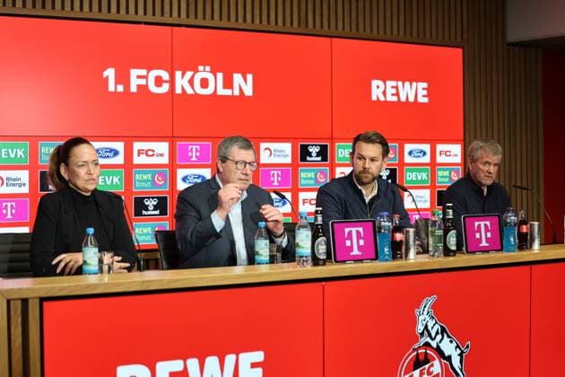 GER, 2.FBL, PK 1. FC Koeln, kurzfristige Trainervorstellung 05.05.2025, Rheinenergie Stadion, Koeln, GER, 2.FBL, PK 1. FC Koeln, kurzfristige Trainervorstellung , im Bild: v.l. Lil Zercher Pressesprecherin, Dr. Werner Wolf Praesident (1.FC Koeln), Thomas Kessler vorrübergehend Geschäftsführer (1. FC Koeln), Friedhelm Funkel neuer Chefrainer bis Saisonende, Headcoach (1.FC Koeln),