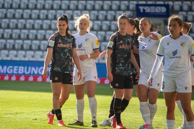 GER, Jena, Fußballl, Google Pixel Frauen Bundesliga, 21. Spieltag, FC Carl-Zeiss Jena vs. FC Bayern Muenchen im Bild v.l.: Jovana Damnjanovic (FC Bayern 09), Fiona Gaißer (FC Carl-Zeiss Jena 22), Michelle Ulbrich (FC Bayern 28), Lisa Gora (FC Carl-Zeiss Jena 16), im Strafraum 05.05.2025, Ernst-Abbe Sportfeld Jena DFL DFB REGULATIONS PROHIBIT ANY USE OF PHOTOGRAPHS AS IMAGE SEQUENCES AND OR QUASI-VIDEO, Copyright: HMBxMedia PaulxFritz