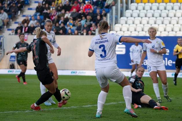 GER, Jena, Fußballl, Google Pixel Frauen Bundesliga, 21. Spieltag, FC Carl-Zeiss Jena vs. FC Bayern Muenchen im Bild v.l.: Lea Schueller (FC Bayern 11), Torchance, Torschuss, Strafraumszene 05.05.2025, Ernst-Abbe Sportfeld Jena DFL DFB REGULATIONS PROHIBIT ANY USE OF PHOTOGRAPHS AS IMAGE SEQUENCES AND OR QUASI-VIDEO, Copyright: HMBxMedia PaulxFritz