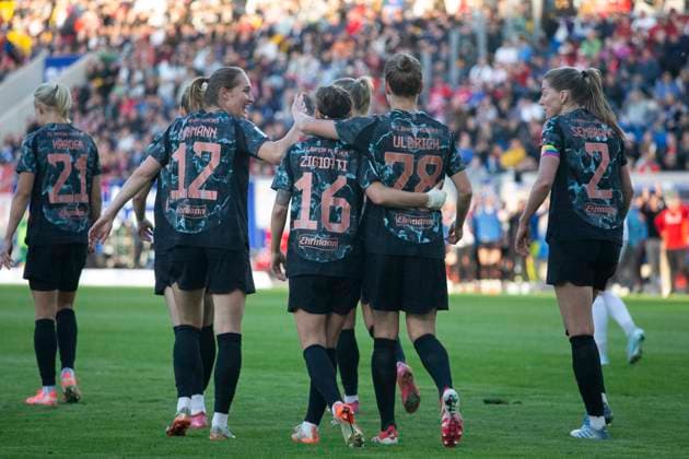 GER, Jena, Fußballl, Google Pixel Frauen Bundesliga, 21. Spieltag, FC Carl-Zeiss Jena vs. FC Bayern Muenchen im Bild v.l.: Torjubel FC Bayern Sydney Lohmann (FC Bayern 12), Julia Zigiotti Olme (FC Bayern 16), Michelle Ulbrich (FC Bayern 28), Linda Sembrant (FC Bayern 02), 05.05.2025, Ernst-Abbe Sportfeld Jena DFL DFB REGULATIONS PROHIBIT ANY USE OF PHOTOGRAPHS AS IMAGE SEQUENCES AND OR QUASI-VIDEO, Copyright: HMBxMedia PaulxFritz