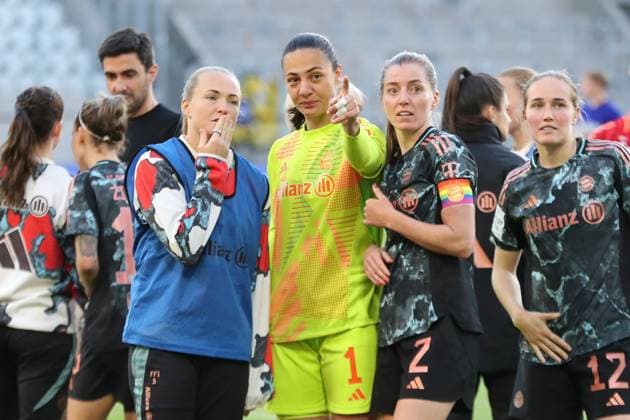 1. Bundesliga Frauen: FC Carl Zeiss Jena vs. FC Bayern München, 05.05.25 Torwart Maria-Luisa Grohs (1, Bayern München) zeigt Magdalena Erikkson (5, Bayern München) und Kapitänin Linda Sembrant (2, Bayern München) etwas auf der Tribüne. Fußball, Google Pixel Frauen-Bundesliga, Saison 2024 2025, 21. Spieltag: FC Carl Zeiss Jena vs. FC Bayern München am 05.05.25, Ernst-Abbe-Sportfeld, ad hoc Arena, Jena. DFB REGULATIONS PROHIBIT ANY USE OF PHOTOGRAPHS AS IMAGE SEQUENCES AND OR QUASI-VIDEO. Copyright: xBEAUTIFULxSPORTS JanxKaeferx