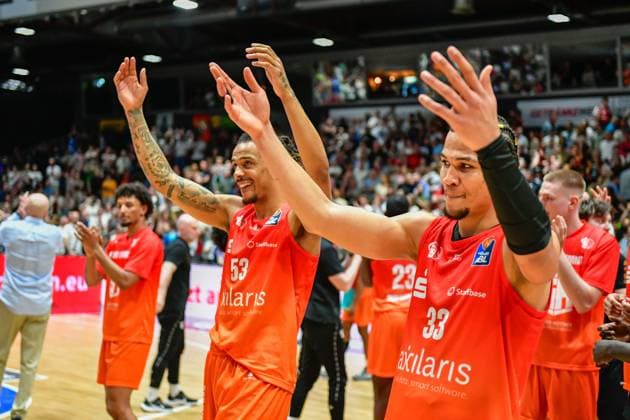 easyCredit Basketball Bundesliga, BBL, Saison 2024 2025, Herren. 01.05.2025, Niners Chemnitz - MHP RIESEN Ludwigsburg. Nicholas Tischler (Niners Chemnitz, No 33) jubelt mit Kevin Yebo (Niners Chemnitz, No 53) Copyright. Kai Schmidt. Chemnitz Messe Chemnitz Sachsen Deutschland