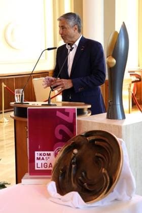 DEU, DVV, 1.VBL, BR Volleys beim Buergermeister von Berlin, 06.05.2025, Rote Rathaus, Berlin, DEU, DVV, 1.VBL, BR Volleys beim Buergermeister von Berlin, im Bild Ehrung vom Regierenden Buergermeister von Berlin Kai Wegner, BR Volleys-Spielerkreis, Praesident Niromand (BR Volleys)