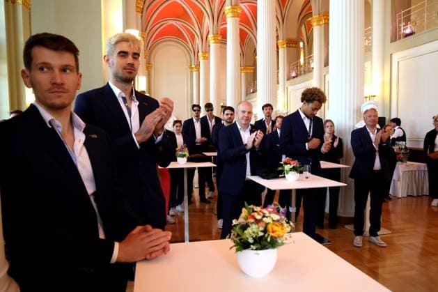 DEU, DVV, 1.VBL, BR Volleys beim Buergermeister von Berlin, 06.05.2025, Rote Rathaus, Berlin, DEU, DVV, 1.VBL, BR Volleys beim Buergermeister von Berlin, im Bild Ehrung vom Regierenden Buergermeister von Berlin Kai Wegner, BR Volleys-Spielerkreis, Praesident Niromand (BR Volleys), Trainer Joel Banks (BR Volleys)