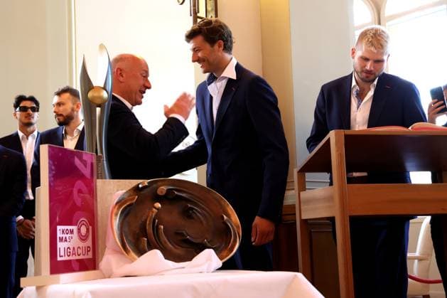 DEU, DVV, 1.VBL, BR Volleys beim Buergermeister von Berlin, 06.05.2025, Rote Rathaus, Berlin, DEU, DVV, 1.VBL, BR Volleys beim Buergermeister von Berlin, im Bild Ehrung vom Regierenden Buergermeister von Berlin Kai Wegner, BR Volleys-Spielerkreis, Praesident Niromand (BR Volleys), Tobias Krick (BR Volleys 21)