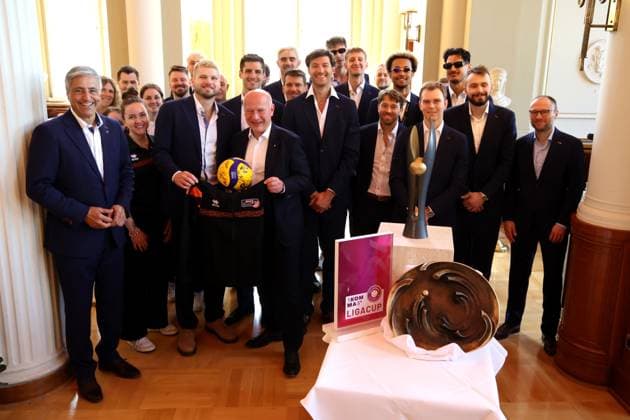 DEU, DVV, 1.VBL, BR Volleys beim Buergermeister von Berlin, 06.05.2025, Rote Rathaus, Berlin, DEU, DVV, 1.VBL, BR Volleys beim Buergermeister von Berlin, im Bild Ehrung vom Regierenden Buergermeister von Berlin Kai Wegner, BR Volleys-Spielerkreis, Praesident Niromand (BR Volleys)