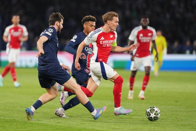 Martin Odegaard of Arsenal takes on Khvicha Kvaratskhelia of PSG and Desire Doue of PSG Paris Saint-Germain v Arsenal, UEFA Champions League, Semi Final, Second Leg, Football, Parc des Princes, Paris, France - 07 May 2025 EDITORIAL USE ONLY No use with unauthorised audio, video, data, fixture lists, club league logos or live services. Online in-match use limited to 120 images, no video emulation. No use in betting, games or single club league player publications. Copyright: xDavexWinter Shutterstockx 15288067ak
