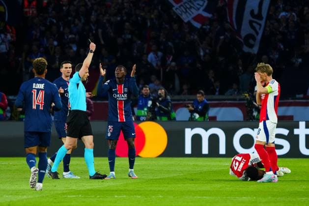 Nuno Mendes of PSG receives a yellow card from Referee Slavko Vincic after a foul on Jurriën Timber of Arsenal Paris Saint-Germain v Arsenal, UEFA Champions League, Semi Final, Second Leg, Football, Parc des Princes, Paris, France - 07 May 2025 EDITORIAL USE ONLY No use with unauthorised audio, video, data, fixture lists, club league logos or live services. Online in-match use limited to 120 images, no video emulation. No use in betting, games or single club league player publications. Copyright: xJavierxGarcia Shutterstockx 15288068bm