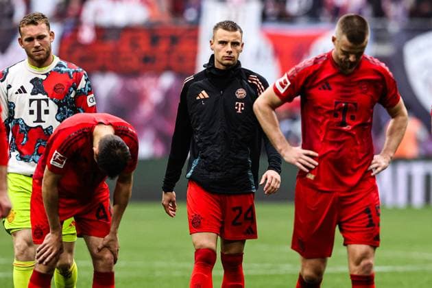 v.l. Torwart Daniel Peretz (FC Bayern München,18), Josip Stanisic (FC Bayern München,44), Gabriel Vidovic (FC Bayern München,24), Eric Dier (FC Bayern München,15) - 1. Fussball Bundesliga Saison 2024-2025 Punktspiel RB Leipzig vs. FC Bayern München in der Red Bull Arena in Leipzig - Aktion,Fussball,Deutschland,Mann,Männer,03.05.2025